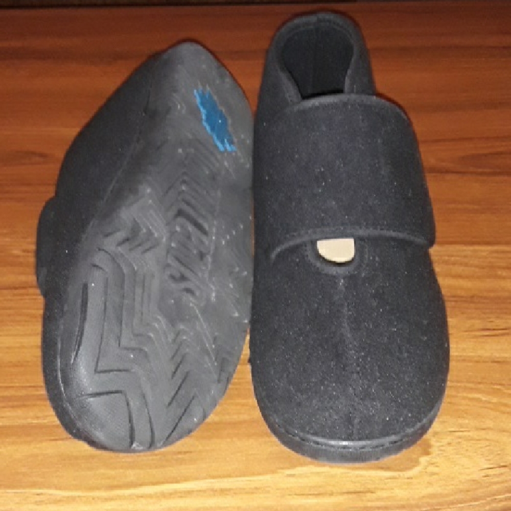 Black Men's Foam Tread Velcro Slippers In Size 9
